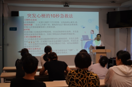 河南分公司邀請健康專家舉辦“心腦血管疾病防治與健康管理”講座，醫(yī)生深入淺出地講解了夏季血壓、血糖、血脂波動(dòng)的風(fēng)險(xiǎn)因素及科學(xué)管理策略，指導(dǎo)老年人日常飲食調(diào)節(jié)、適度運(yùn)動(dòng)安排和規(guī)律作息的重要性，為居民筑起健康防線。